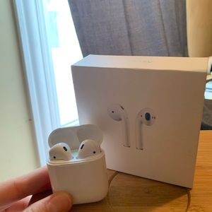 AirPods with Charging Case (1st Generation)